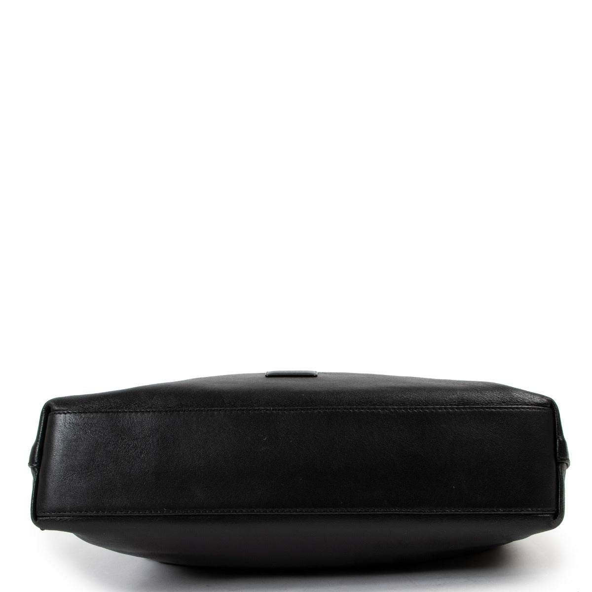 Shop now your favorite pre-loved designer handbags, at Labellov.