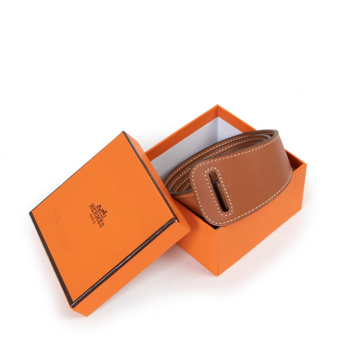 Shop now your favorite pre-loved designer accesoires, at Labellov.