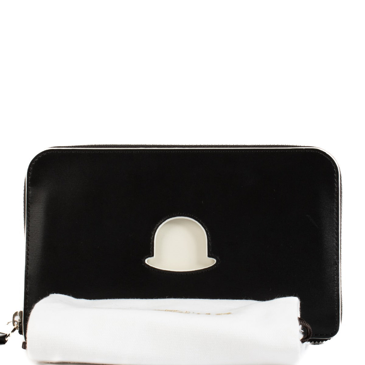 Shop safe online at Labellov in Antwerp, Brussels and Knokke this 100% authentic second hand Delvaux Black Magritte Wallet