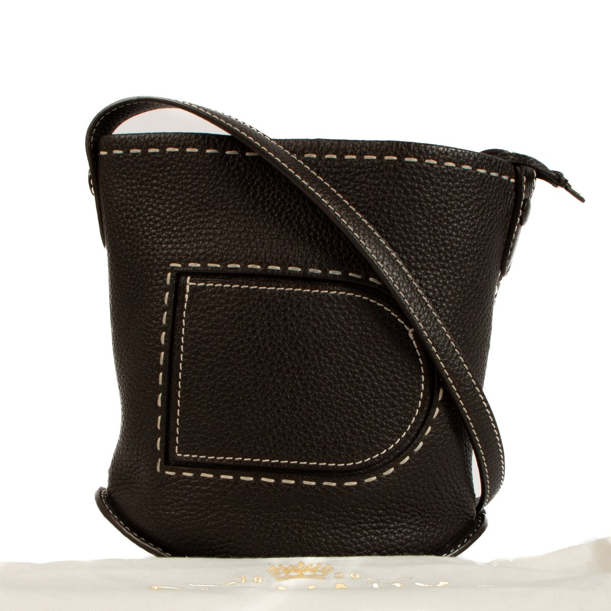 Shop safe online at Labellov in Antwerp, Brussels and Knokke this 100% authentic second hand Delvaux Ebene Taurillon Soft Pin Mini Bucket Surpiqué