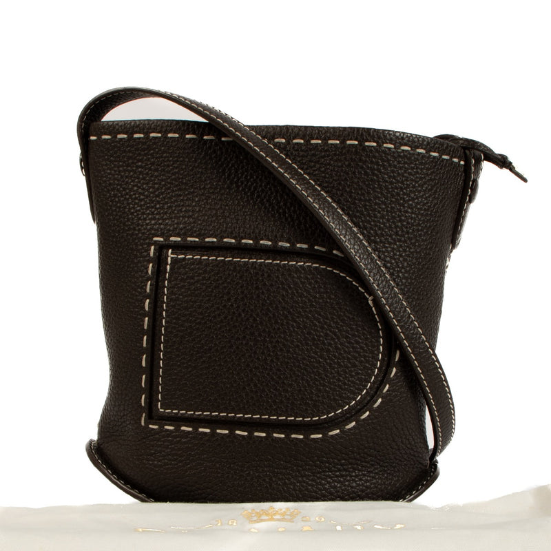 Shop safe online at Labellov in Antwerp, Brussels and Knokke this 100% authentic second hand Delvaux Ebene Taurillon Soft Pin Mini Bucket Surpiqué