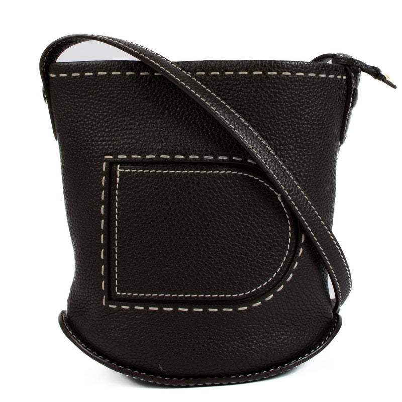 Shop safe online at Labellov in Antwerp, Brussels and Knokke this 100% authentic second hand Delvaux Ebene Taurillon Soft Pin Mini Bucket Surpiqué
