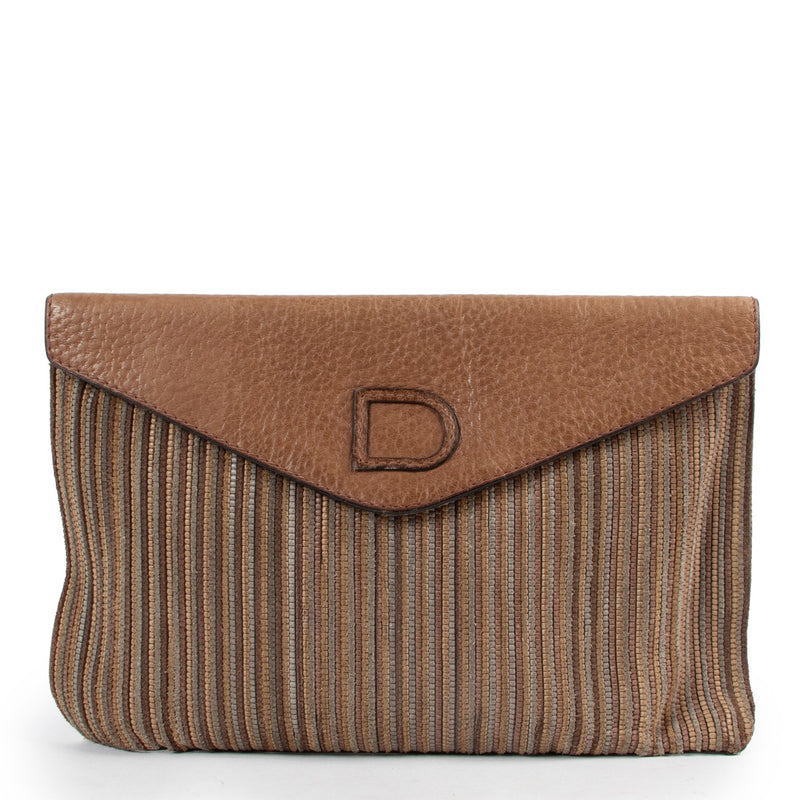 Buy online an authentic second hand Delvaux clutch in preloved condition at Labellov in Antwerp.