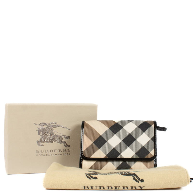Shop safe online at Labellov in Antwerp, Brussels and Knokke this 100% authentic second hand Burberry Nova Check Wallet