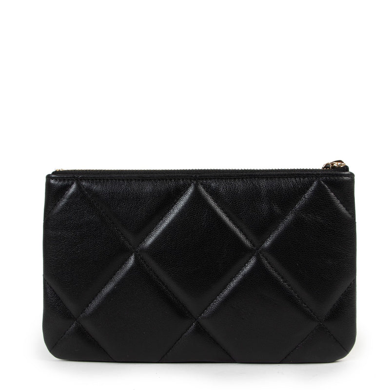 Shop now your favorite 100% authentic Chanel accessoires, at Labellov.