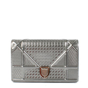 Shop safe online at Labellov in Antwerp, Brussels and Knokke this 100% authentic second hand Christian Dior Silver Leather Micro Cannage Diorama Crossbody Bag