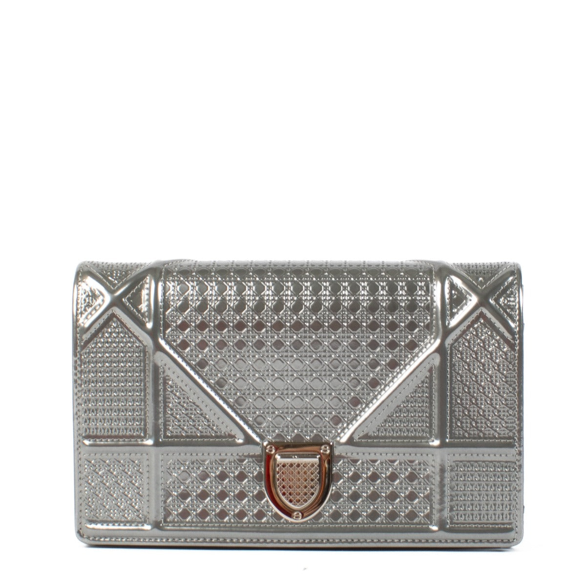 Shop safe online at Labellov in Antwerp, Brussels and Knokke this 100% authentic second hand Christian Dior Silver Leather Micro Cannage Diorama Crossbody Bag