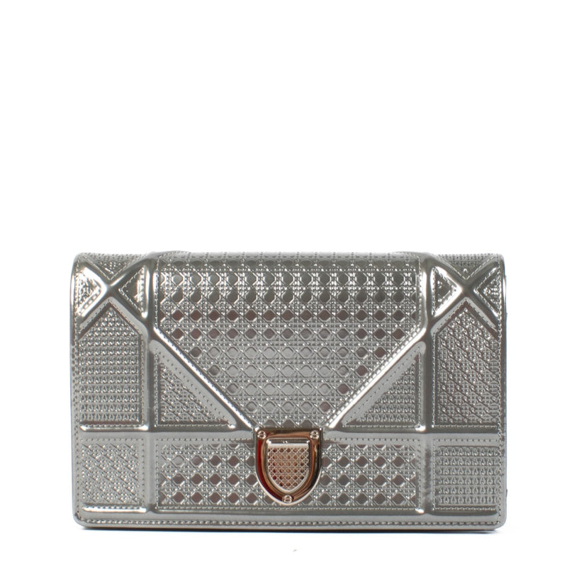 Shop safe online at Labellov in Antwerp, Brussels and Knokke this 100% authentic second hand Christian Dior Silver Leather Micro Cannage Diorama Crossbody Bag
