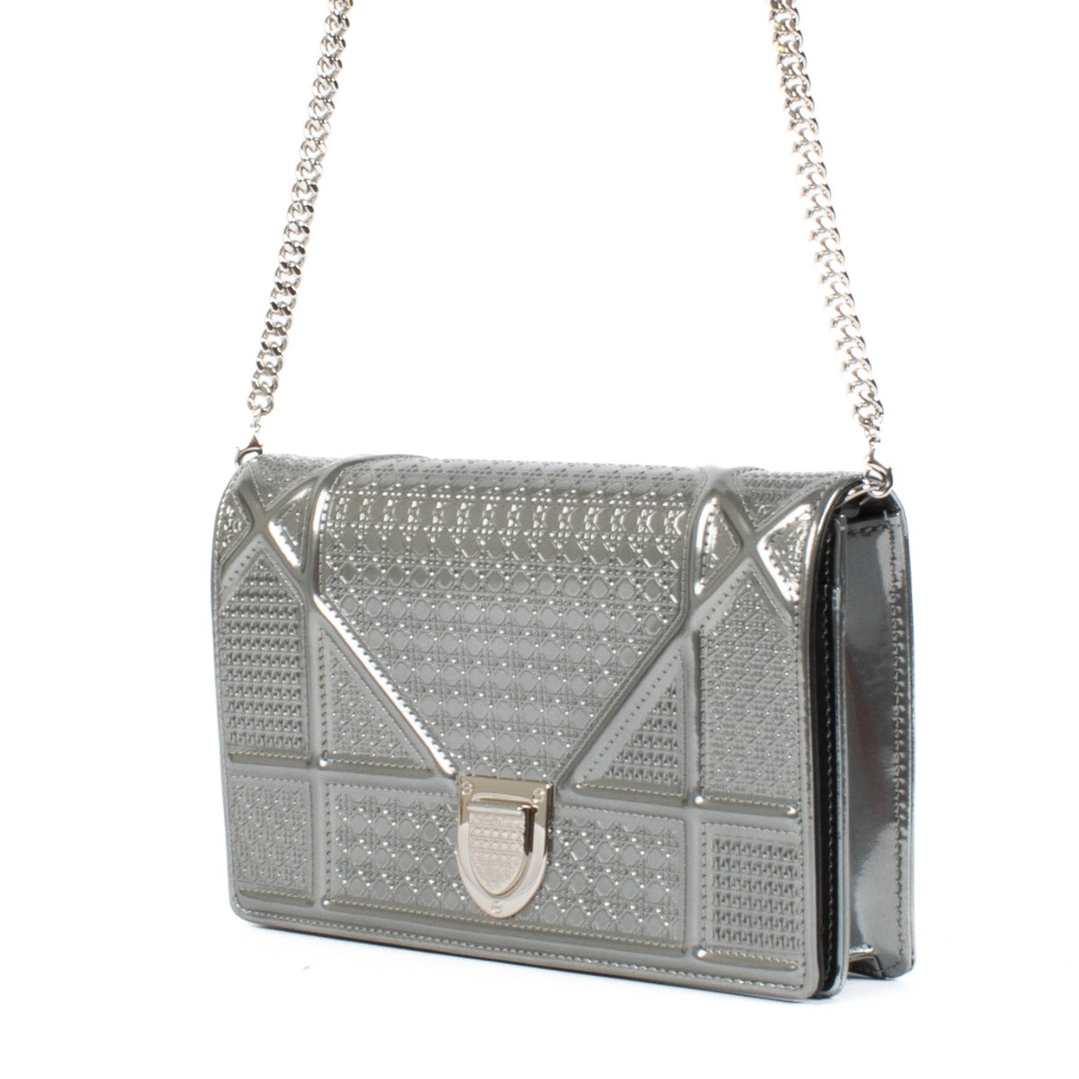 Shop safe online at Labellov in Antwerp, Brussels and Knokke this 100% authentic second hand Christian Dior Silver Leather Micro Cannage Diorama Crossbody Bag