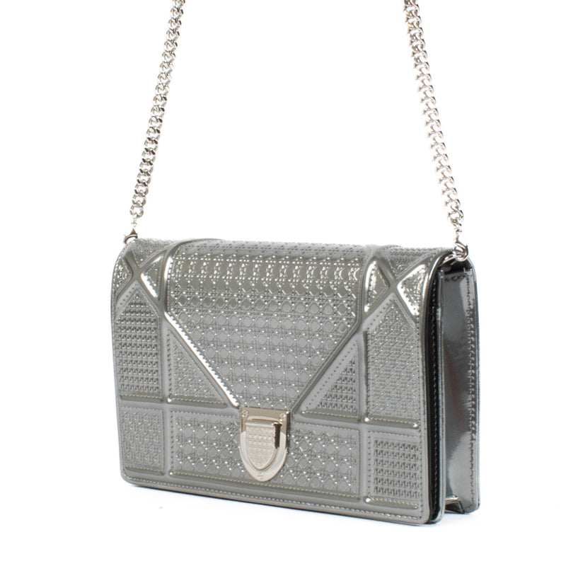 Shop safe online at Labellov in Antwerp, Brussels and Knokke this 100% authentic second hand Christian Dior Silver Leather Micro Cannage Diorama Crossbody Bag