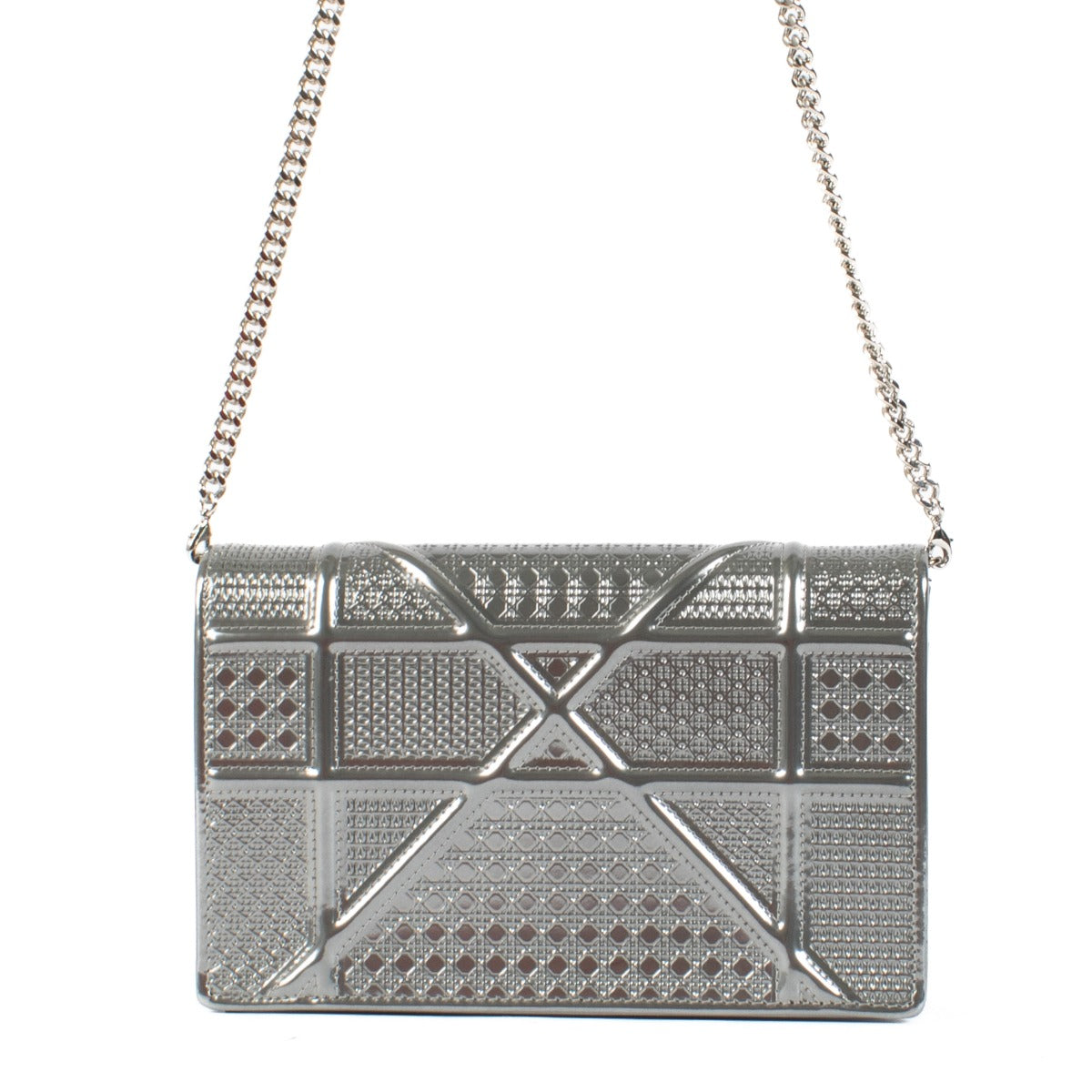 Shop safe online at Labellov in Antwerp, Brussels and Knokke this 100% authentic second hand Christian Dior Silver Leather Micro Cannage Diorama Crossbody Bag