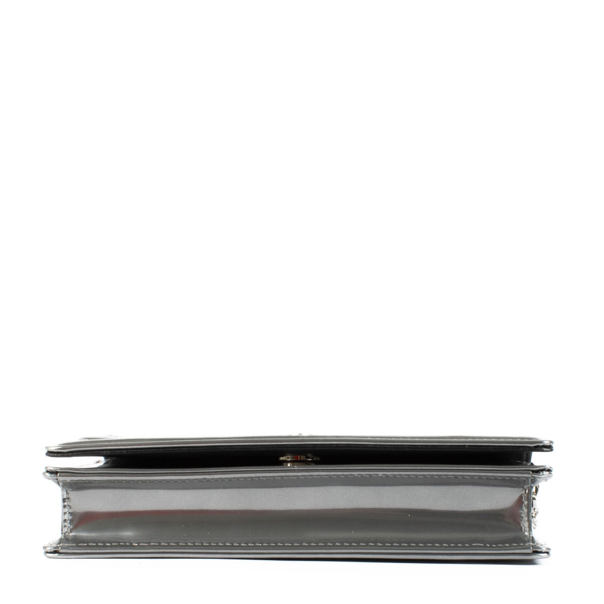 Shop safe online at Labellov in Antwerp, Brussels and Knokke this 100% authentic second hand Christian Dior Silver Leather Micro Cannage Diorama Crossbody Bag