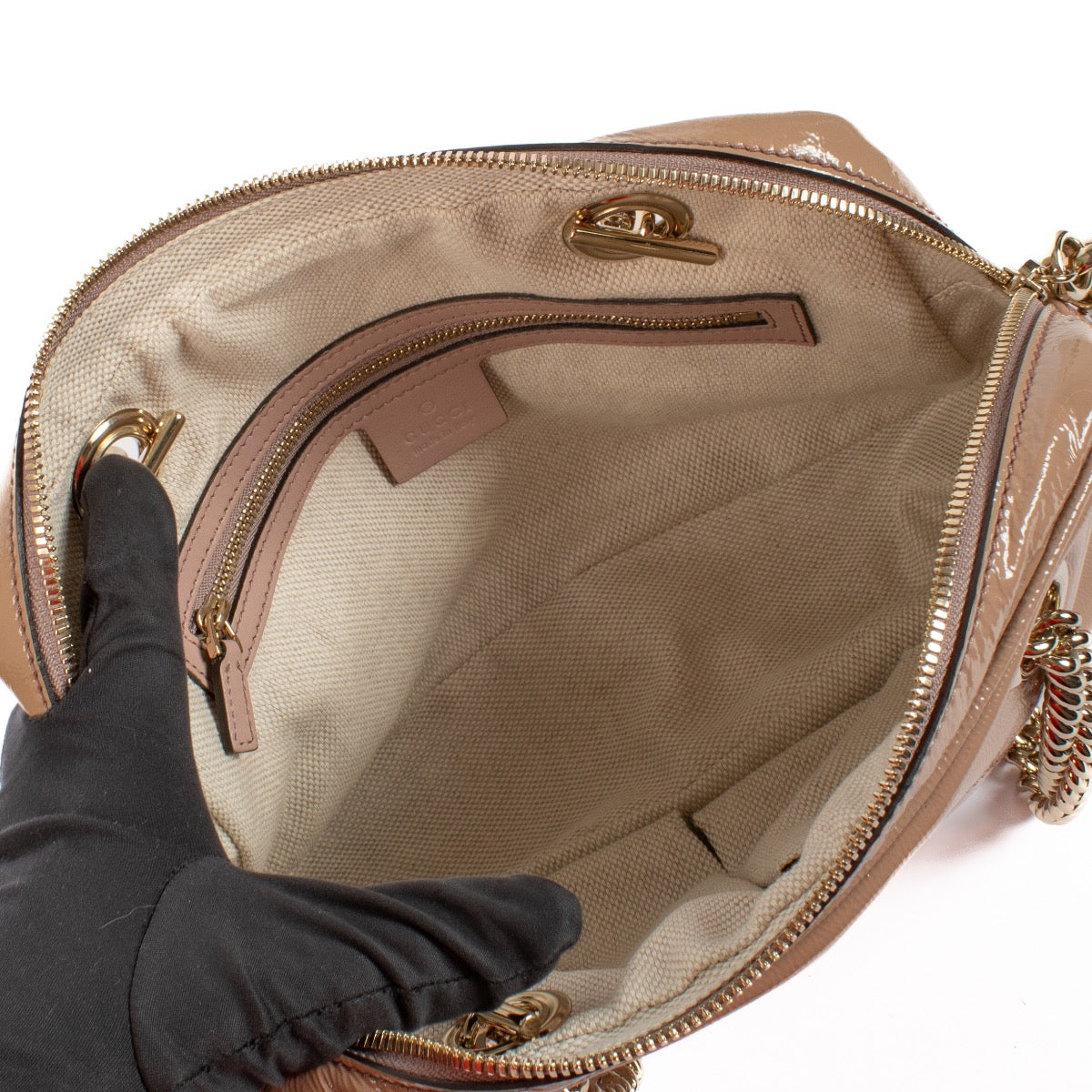 Shop safe online at Labellov in Antwerp, Brussels and Knokke this 100% authentic second hand Gucci Pink Patent Leather Soho Chain Shoulder Bag