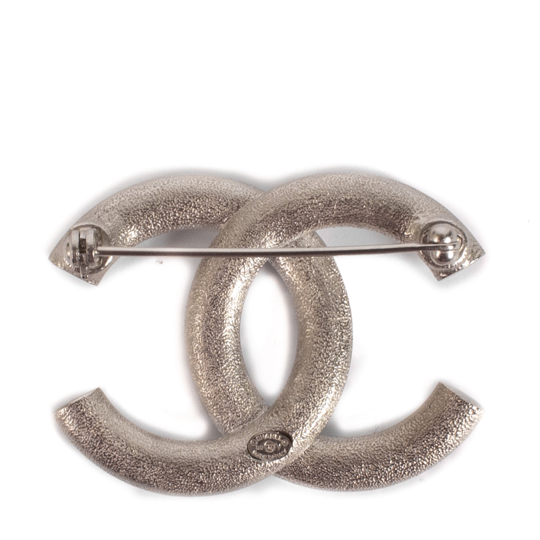 Broche Chanel 17V CC en argent et cristal