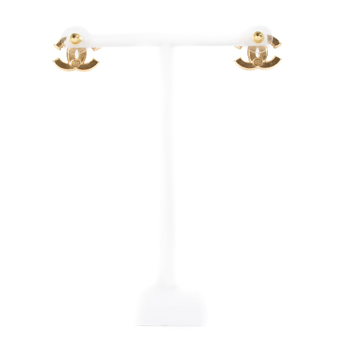 Boucles d'oreilles clous Chanel 23A avec CC perlé