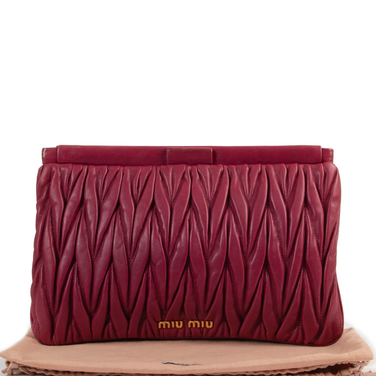 Buy online an authentic second hand Miu Miu Pink Matelassé clutch in very good condition at Labellov in Antwerp.