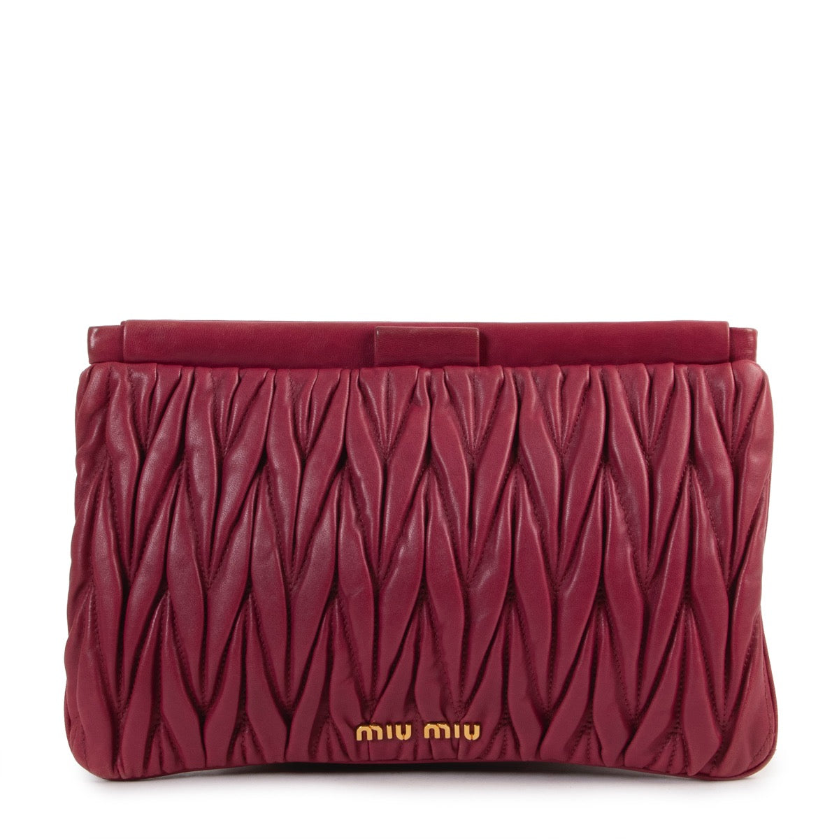 Buy online an authentic second hand Miu Miu Pink Matelassé clutch in very good condition at Labellov in Antwerp.