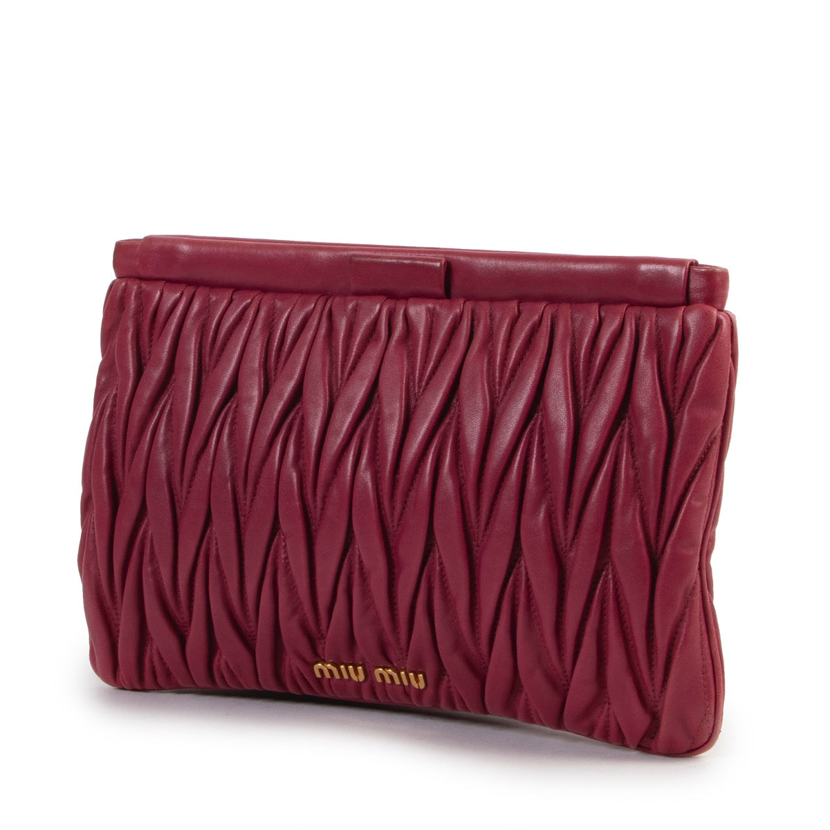 Buy online an authentic second hand Miu Miu Pink Matelassé clutch in very good condition at Labellov in Antwerp.