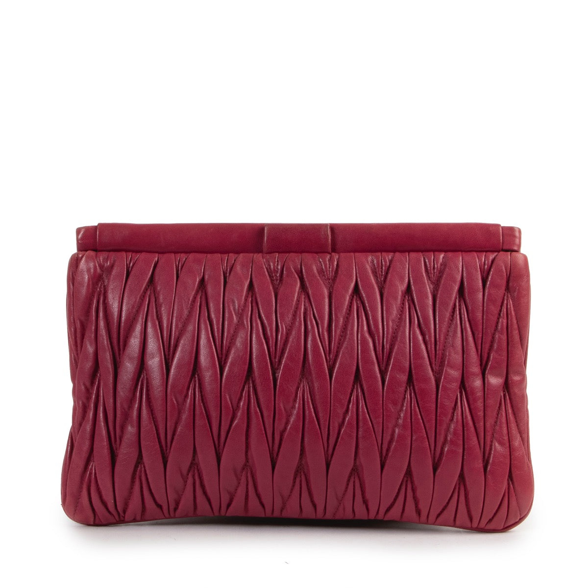 Buy online an authentic second hand Miu Miu Pink Matelassé clutch in very good condition at Labellov in Antwerp.