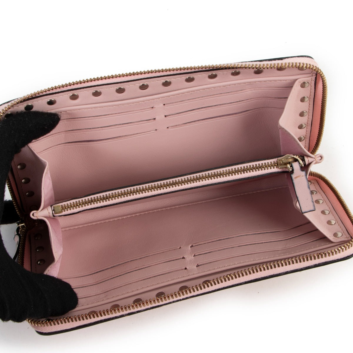Buy online an authentic second hand Valentino Pink Rockstud Zipped Wallet in good condition at labellov in Antwerp.