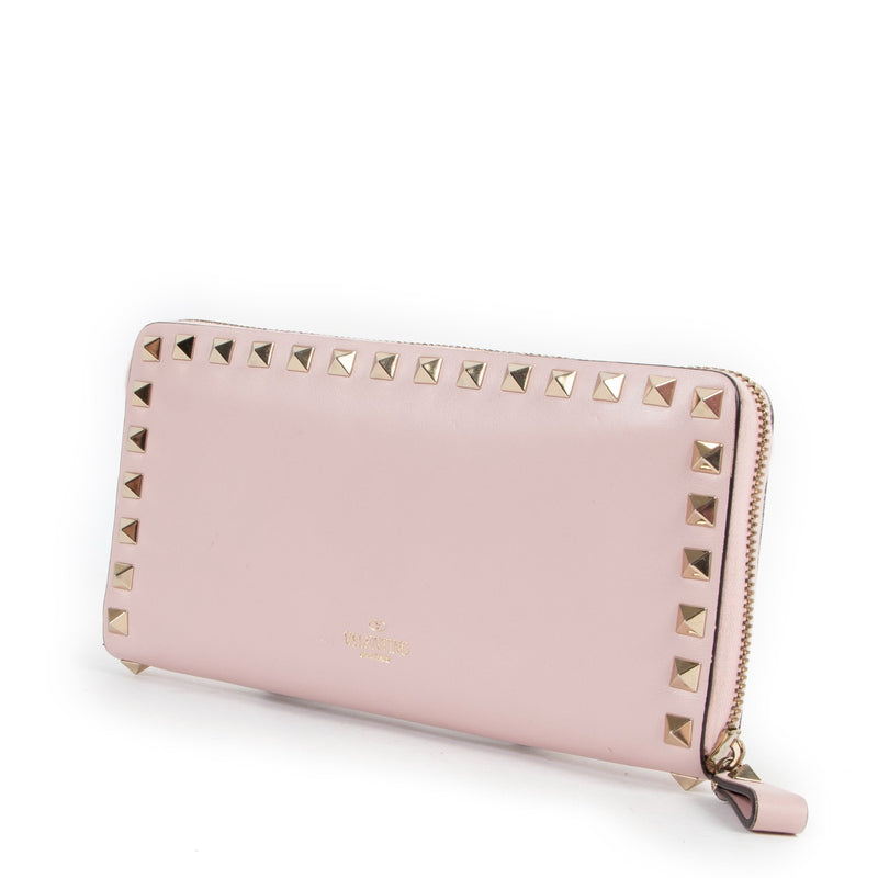 Buy online an authentic second hand Valentino Pink Rockstud Zipped Wallet in good condition at labellov in Antwerp.