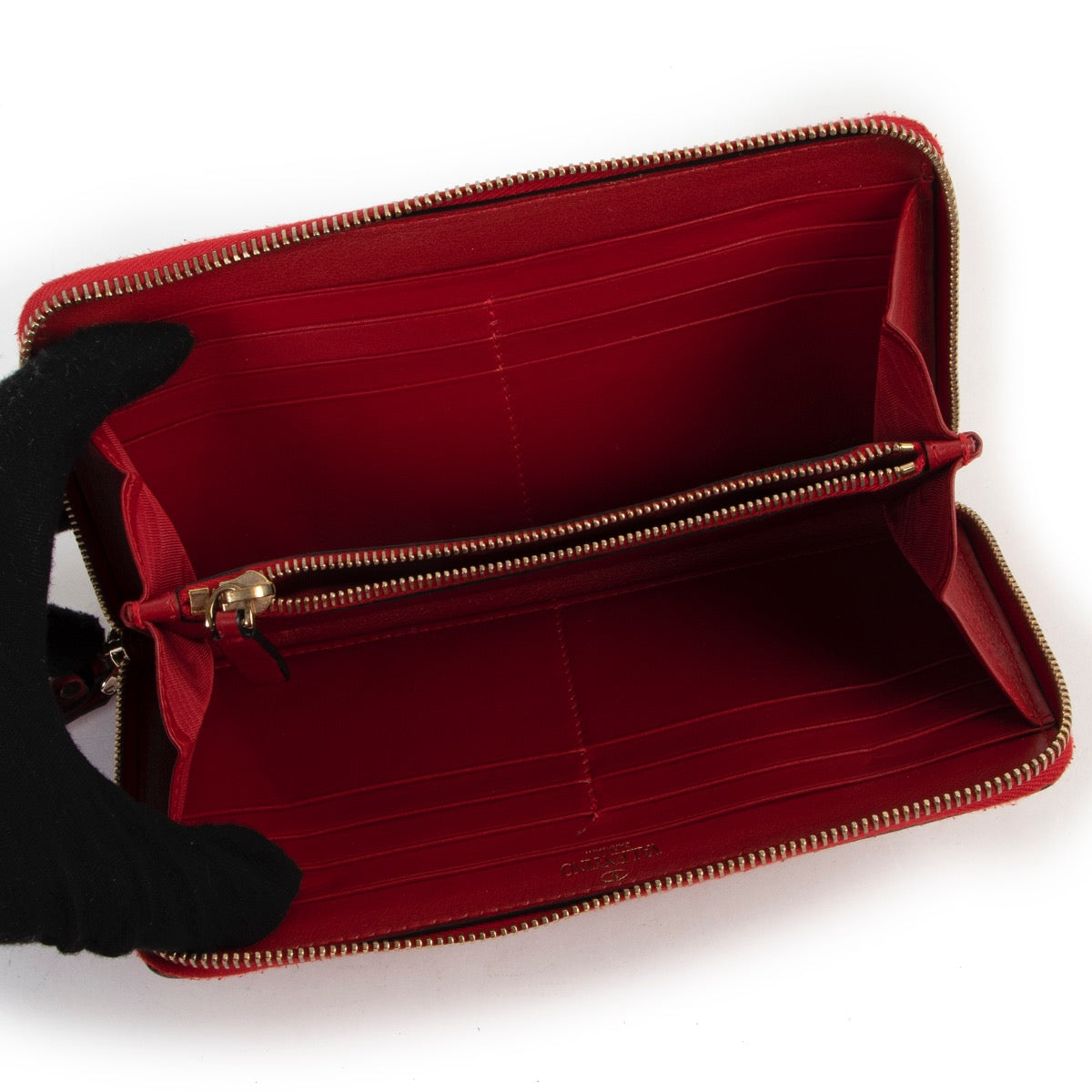 Buy online an authentic second hand Valentino Red Rockstud Zipped Wallet in good condition at Labellov in Antwerp.