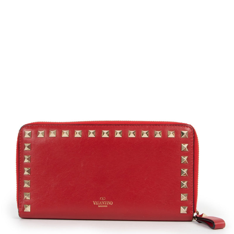 Buy online an authentic second hand Valentino Red Rockstud Zipped Wallet in good condition at Labellov in Antwerp.