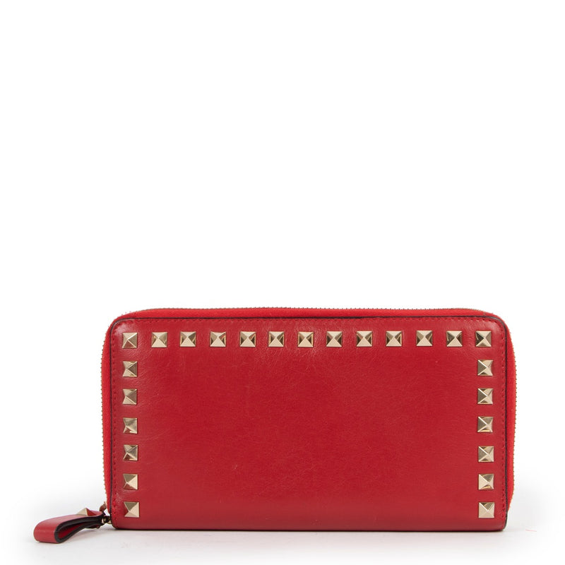 Buy online an authentic second hand Valentino Red Rockstud Zipped Wallet in good condition at Labellov in Antwerp.
