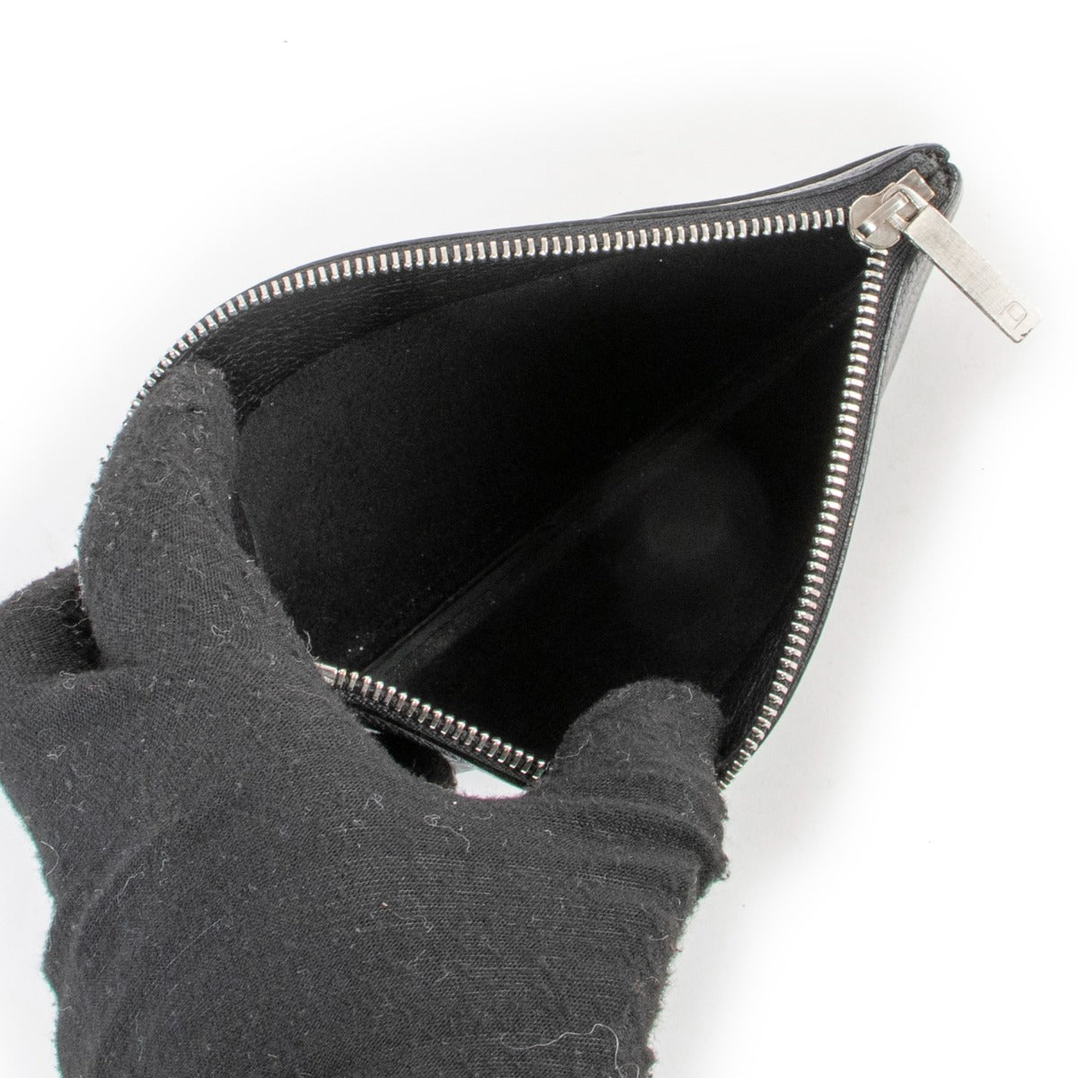 Buy now your 100% authenitc Delvaux accessoires at Labellov.