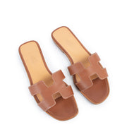 Buy online authentic second hand Hermès Brown Oran Sandals in good condition at Labellov in Antwerp.