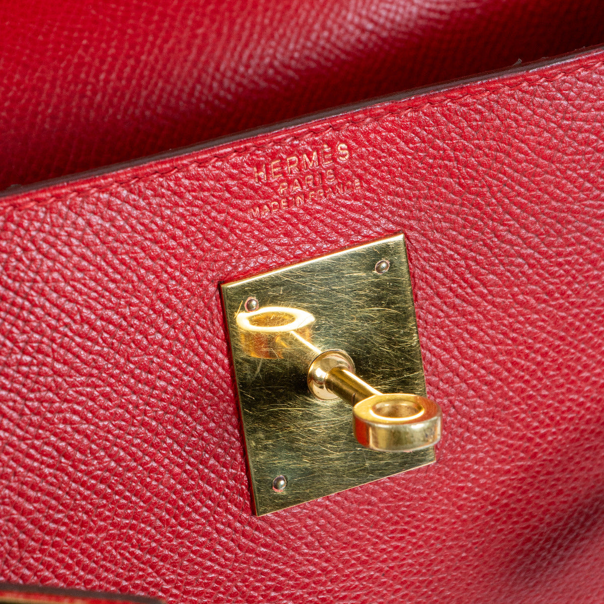 Are you looking for an authentic Hermès Kelly 32 Rouge Vif Courchevel GH? Find your new dream bag at Labellov secondhand luxury in Antwerp and Knokke.