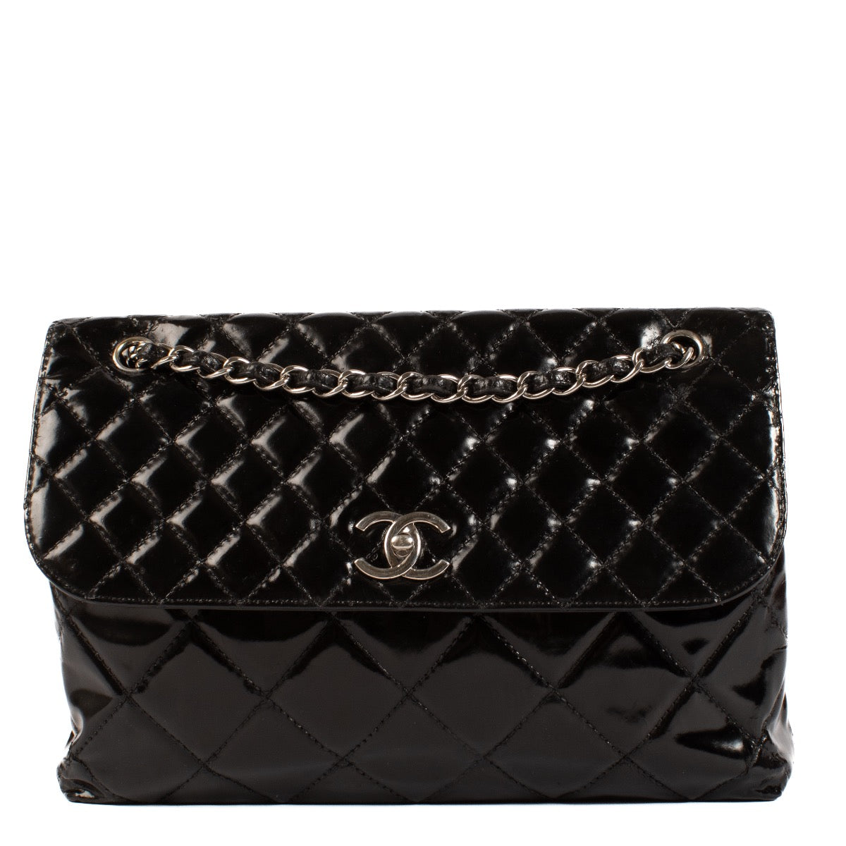 Shop safe online at Labellov in Antwerp, Brussels and Knokke this 100% authentic second hand Chanel Black Patent Leather In the Business Shoulder Bag