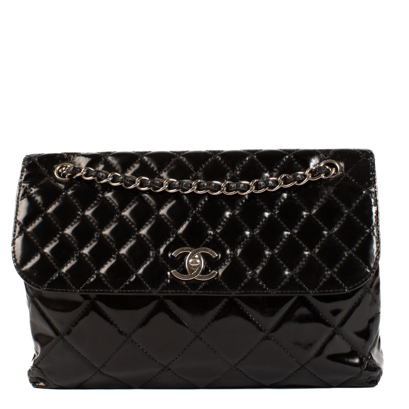 Shop safe online at Labellov in Antwerp, Brussels and Knokke this 100% authentic second hand Chanel Black Patent Leather In the Business Shoulder Bag