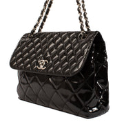 Shop safe online at Labellov in Antwerp, Brussels and Knokke this 100% authentic second hand Chanel Black Patent Leather In the Business Shoulder Bag