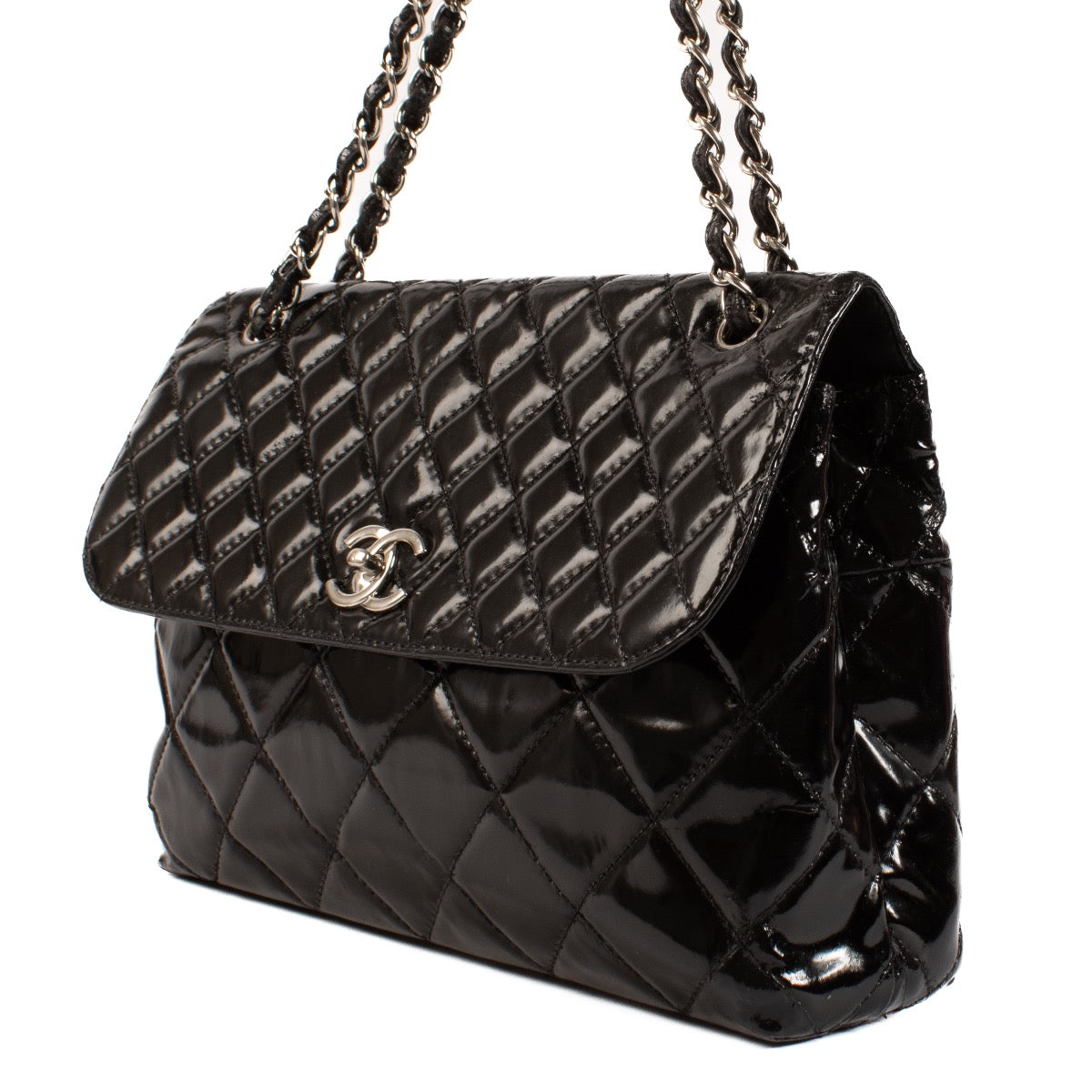 Shop safe online at Labellov in Antwerp, Brussels and Knokke this 100% authentic second hand Chanel Black Patent Leather In the Business Shoulder Bag