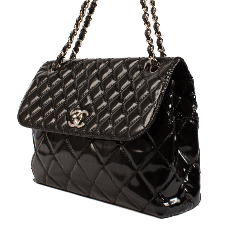 Shop safe online at Labellov in Antwerp, Brussels and Knokke this 100% authentic second hand Chanel Black Patent Leather In the Business Shoulder Bag