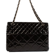 Shop safe online at Labellov in Antwerp, Brussels and Knokke this 100% authentic second hand Chanel Black Patent Leather In the Business Shoulder Bag