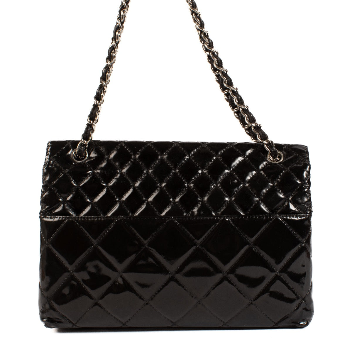 Shop safe online at Labellov in Antwerp, Brussels and Knokke this 100% authentic second hand Chanel Black Patent Leather In the Business Shoulder Bag