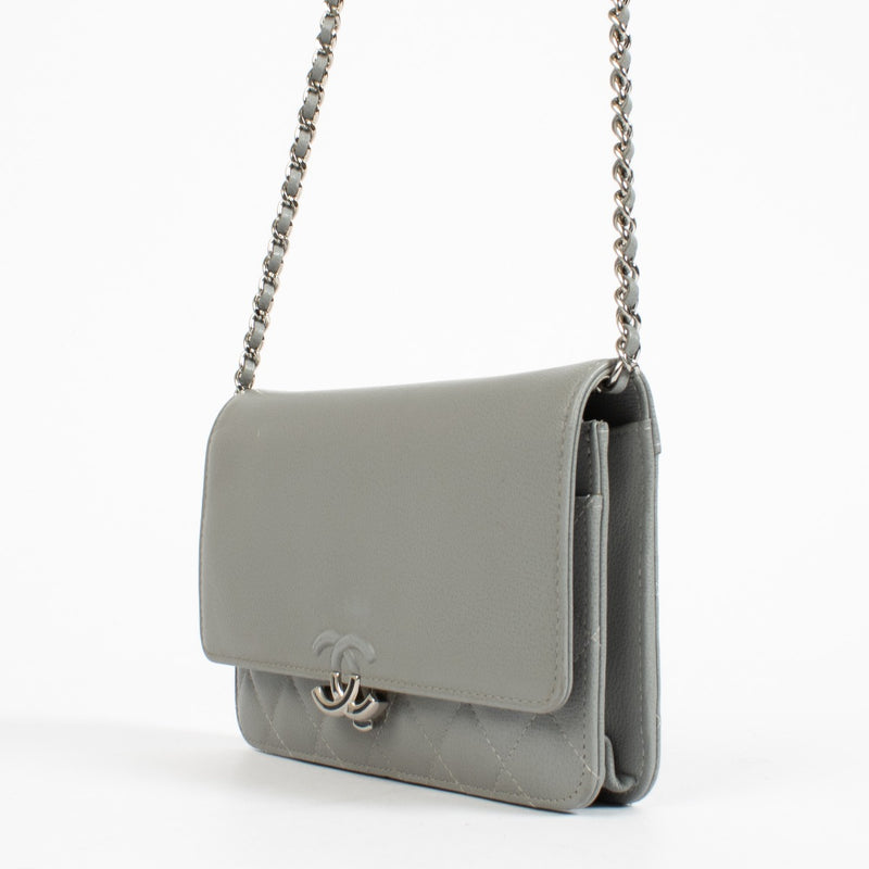 Chanel Urban Companion Portemonnee op Ketting van Grijs Kalfsleer