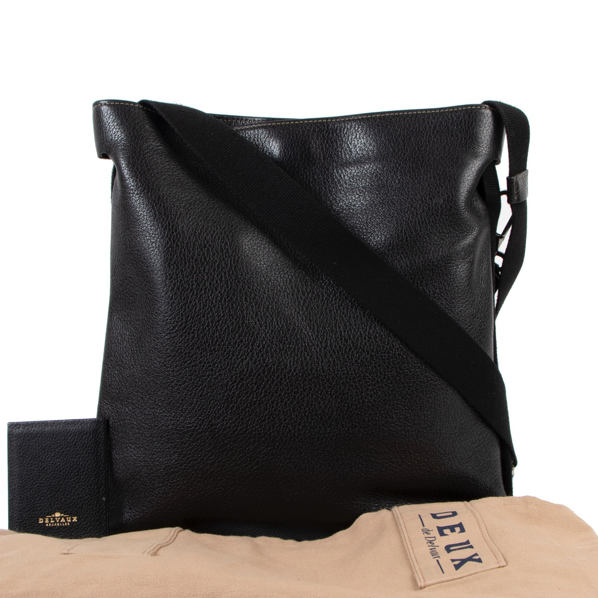Shop safe online at Labellov in Antwerp this 100% authentic second hand Deux de Delvaux Black Messenger Bag