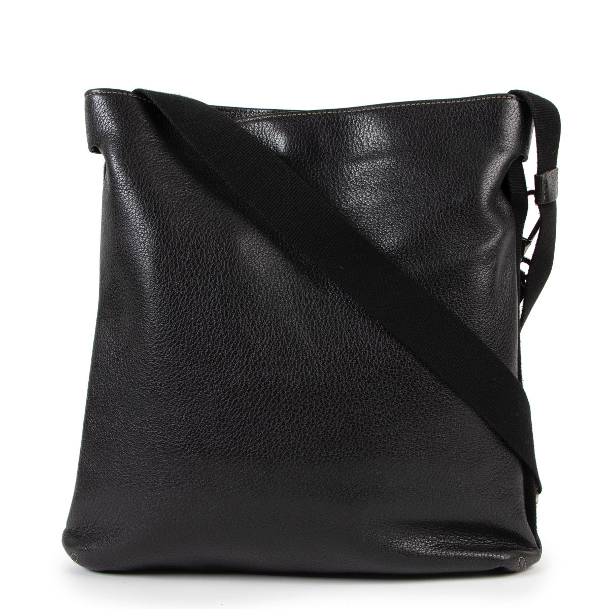 Shop safe online at Labellov in Antwerp this 100% authentic second hand Deux de Delvaux Black Messenger Bag