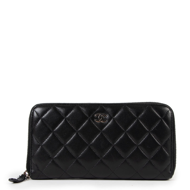 Shop safe online at Labellov in Antwerp this 100% authentic second hand Chanel Large Classic Zippy Wallet
