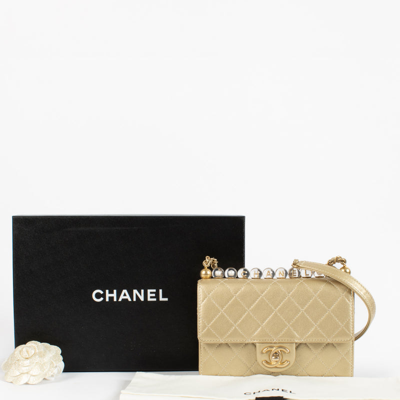 Chanel Gold Quilted Leather Small Chic Pearls Flap Bag pour le meilleur prix chez Labellov à Anvers