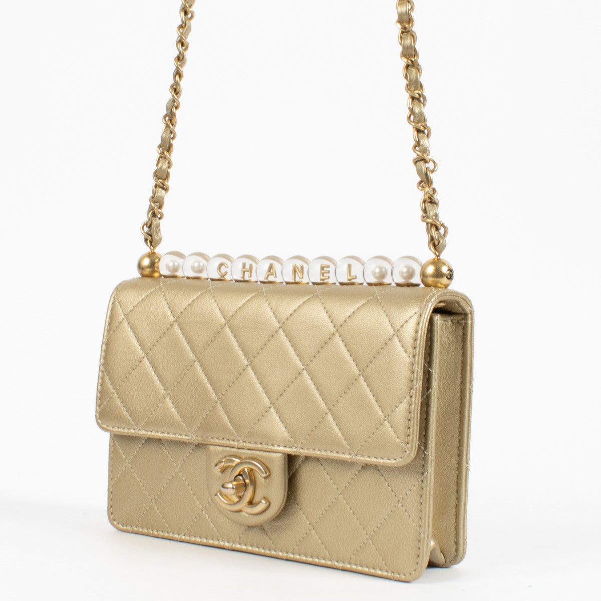 Chanel goud gewatteerd leer Small Chic Pearls Flap tas