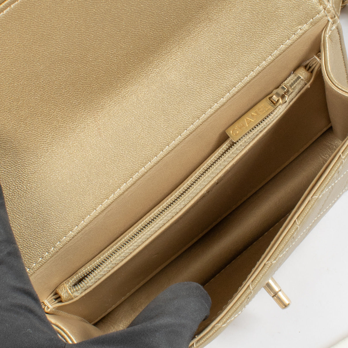 Chanel goud gewatteerd leer Small Chic Pearls Flap tas