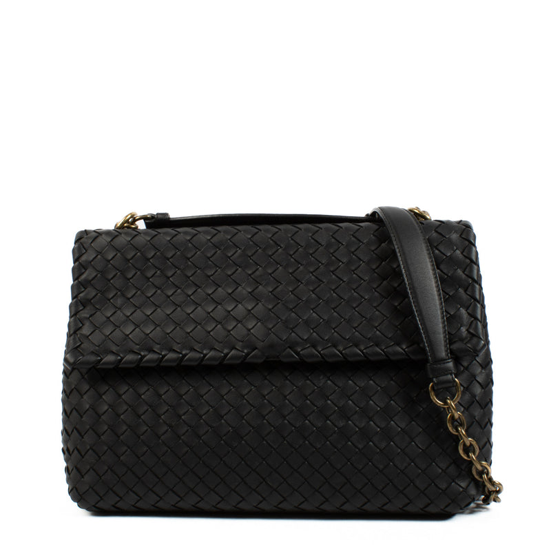 Bottega Black Olympia Medium Shoulder Bag aan de beste prijs bij Labellov tweedehands luxe aan de beste prijs. We buy and sell your preloved designer bags.