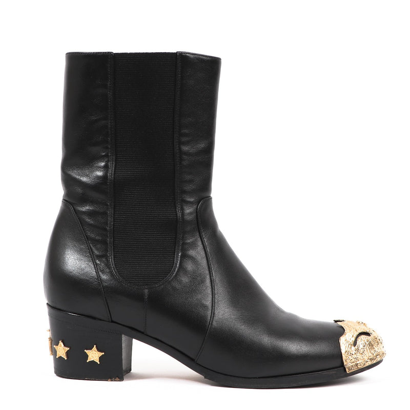 Buy authentic second-hand Chanel Pre-Fall 2014 Black Paris Dallas Biker Boots in Size 40 in very good condition at Labellov in Antwerp.