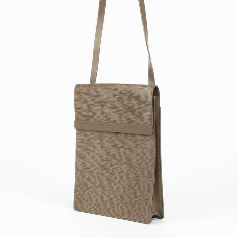 Shop the authentic Louis Vuitton Beige Epi Ramatuelle Crossbody Bag second hand on Labellov.com