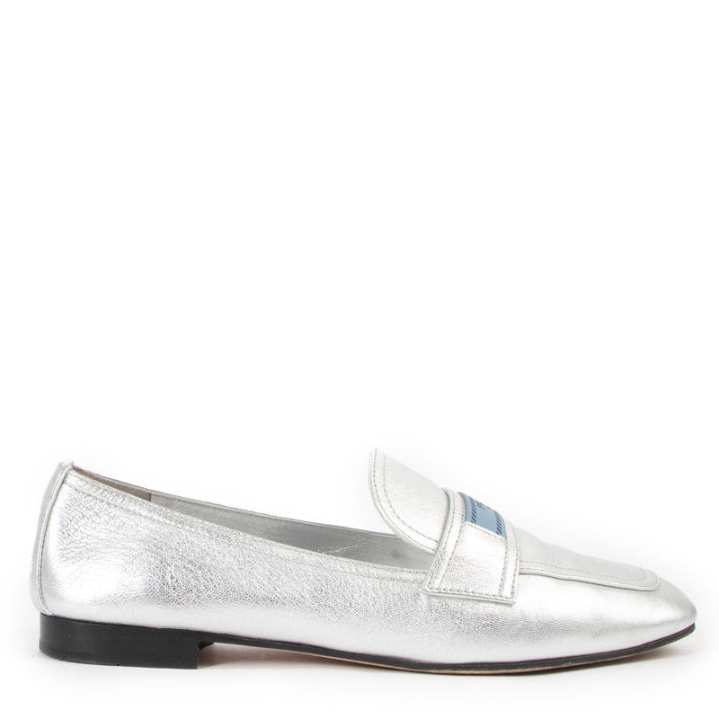 Shop now for your pre-loved, 100% authentic Prada flats, at Labellov.