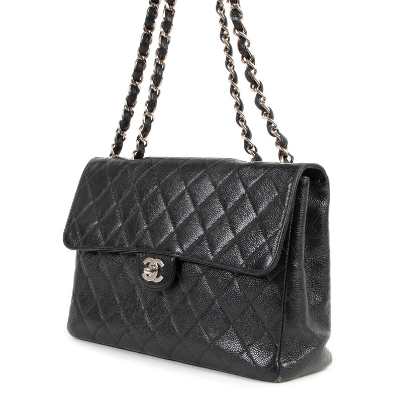 Shop safe online at Labellov in Antwerp this 100% authentic second hand Chanel Black Quilted Caviar Leather Shoulder Bag